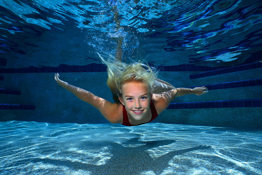 10 cách giúp bé bơi lội an toàn trong mùa hè này